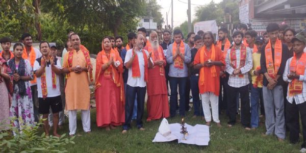 राष्ट्रीय पुजारी परिषद ने आषाढ़ पूर्णिमा पर की श्री रामगंगा मैया की भव्य महाआरती