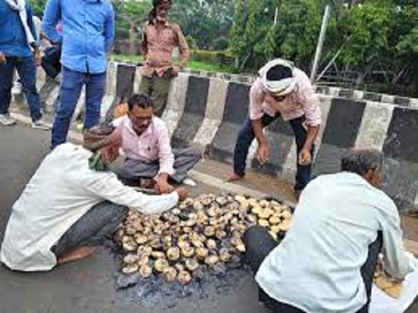 दाल-बाटी बनाकर सड़क पर ही लंच का इंतजाम किया दाल-बाटी बनाकर सड़क पर ही लंच का इंतजाम किया