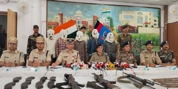 प्रेस वार्ता करते डीजीपी सहित अन्य अधिकारी