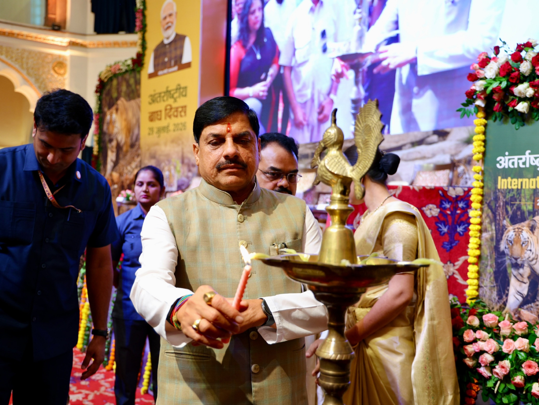 मुख्यमंत्री डॉ. मोहन यादव ने कुशाभाऊ ठाकरे सभागार में अंतरराष्ट्रीय बाघ दिवस पर राज्य स्तरीय कार्यक्रम का दीप प्रज्ज्वलित कर शुभारंभ किया।