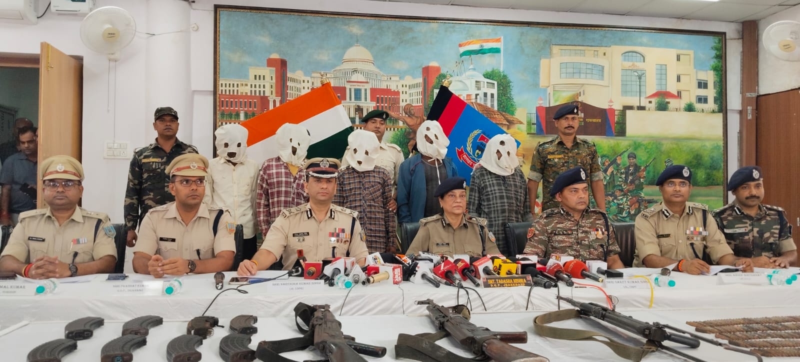 प्रेस वार्ता करते डीजीपी सहित अन्य