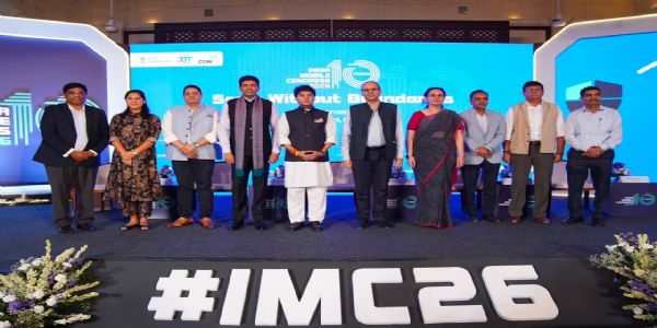 नई दिल्ली में भारत मोबाइल कांग्रेस (आईएमसी) 2026 की थीम ‘स्केल विदाउट बाउंड्रीज़’ का अनावरण करते केंद्रीय संचार एवं पूर्वोत्तर क्षेत्र विकास मंत्री ज्योतिरादित्य सिंधिया।