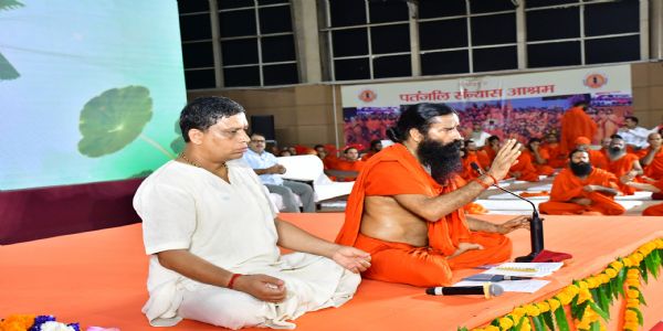 गुरु पूर्णिमा पर संबोधन देते स्वामी रामदेव गुरु पूर्णिमा पर संबोधन देते स्वामी रामदेव