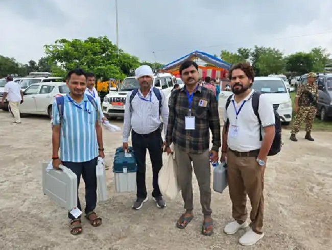 दतिया विधानसभा उपचुनाव के लिए मतदान सामग्री लेकर रवाना होते हुए पोलिंग दल