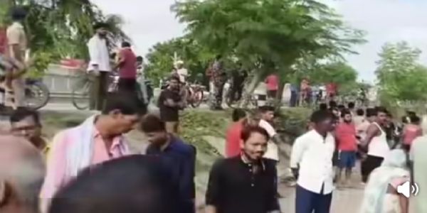 मौके पर मौजूद लोग मौके पर मौजूद लोग