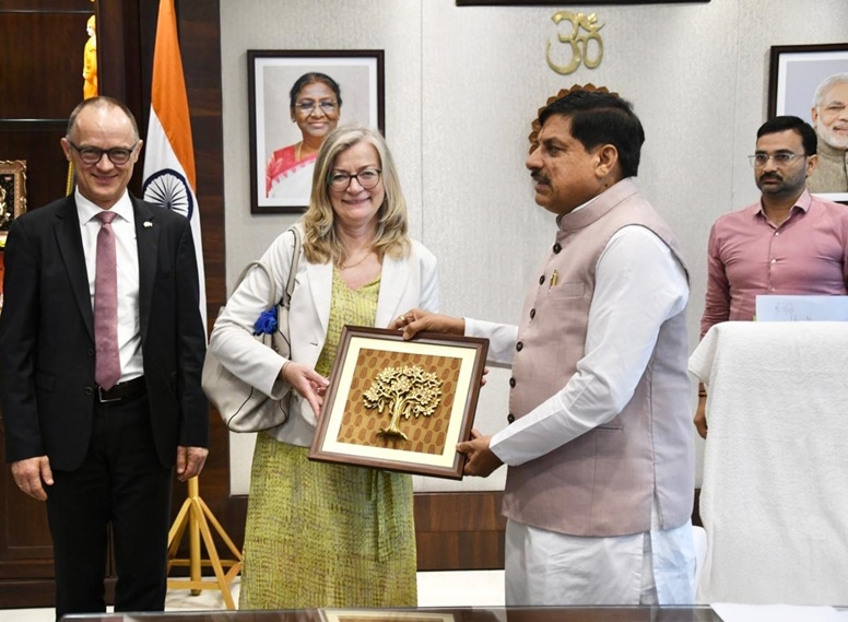 मुख्यमंत्री डॉ. मोहन यादव से जर्मनी के केएफडब्ल्यू डेवलपमेंट बैंक की सीईओ लाईबेक ने की सौजन्य भेंट मुख्यमंत्री डॉ. मोहन यादव से जर्मनी के केएफडब्ल्यू डेवलपमेंट बैंक की सीईओ लाईबेक ने की सौजन्य भेंट