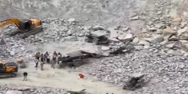 कर्नाटक में ग्रेनाइट खदान में हादसे के बाद की तस्वीर (सोशल मीडिया से ली गई) कर्नाटक में ग्रेनाइट खदान में हादसे के बाद की तस्वीर (सोशल मीडिया से ली गई)