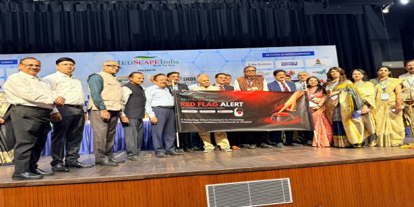 केन्द्रीय जल संसाधन राज्यमंत्री राजभूषण चौधरी के साथ अन्य लोग मौजूद।