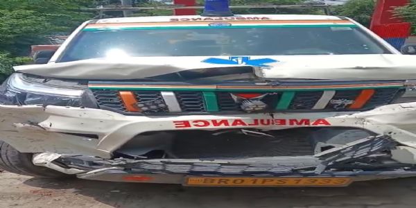 देवरिया में तेज रफ्तार एंबुलेंस ने ई-रिक्शा और पुलिसकर्मियों को मारी टक्कर, तीन सिपाही समेत चार घायल