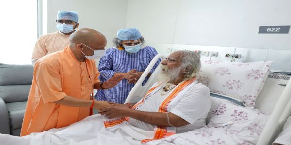मुख्यमंत्री योगी मेदांता अस्पताल पहुंचे, महंत नृत्य गोपाल दास का जाना हालचाल