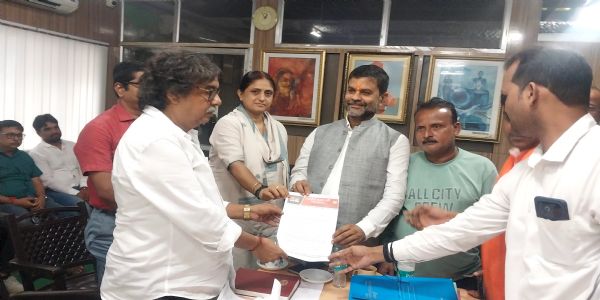 रिषड़ा नगरपालिका में भाजपा का प्रदर्शन, विभिन्न जनसमस्याओं को लेकर सौंपा ज्ञापन