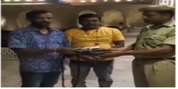 ईमानदारी की मिसाल: आमेर महल में मिले 1.06 लाख रुपये से भरे बैग को होमगार्ड जवान ने लौटाया