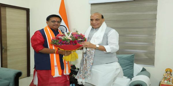 रक्षा मंत्री से मिले पथ निर्माण मंत्री