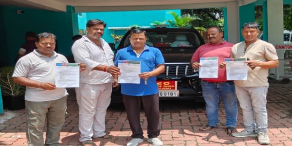 बस स्टैंड की बदहाली को लेकर छावनी परिषद को सौंपा ज्ञापन