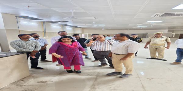 देवरिया मेडिकल कॉलेज अस्पताल का प्राचार्य और सीएमएस ने किया निरीक्षण