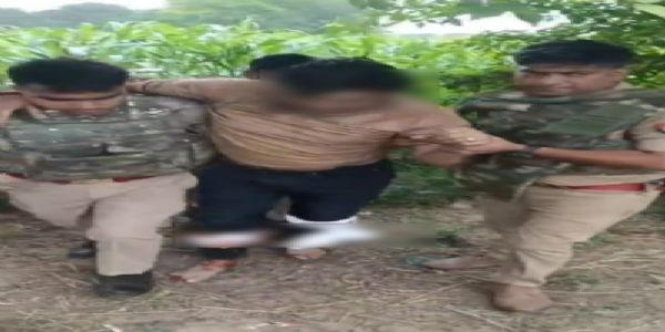 हाथरस में पुलिस मुठभेड़ में बदमाश घायल, प्रभारी निरीक्षक की बुलेटप्रूफ जैकेट में भी लगी गोली