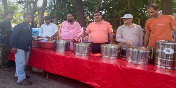 जम्मू रेलवे स्टेशन पर अमरनाथ यात्रियों के लिए विशाल भंडारा दूसरे दिन भी जारी