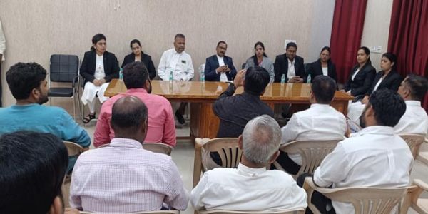 स्पेशल लोक अदालत के संबंध में अधिवक्तागणों एवं अधिकारियों की हुई बैठक