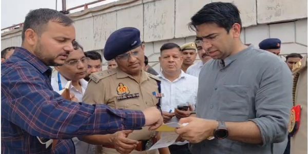 निरीक्षण के दौरान जिलाधिकारी ने बताया कि वर्तमान में जिला अस्पताल की इमरजेंसी सीमित स्थान में संचालित हो रही है,