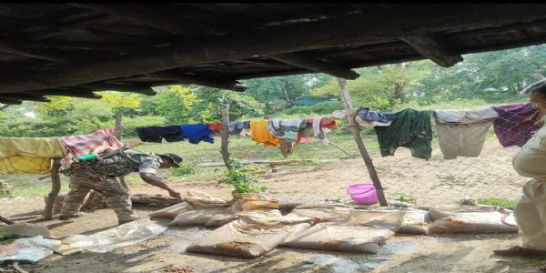 अवैध महुआ शराब के खिलाफ पुलिस की छापेमारी, 2000 लीटर जावा महुआ नष्ट