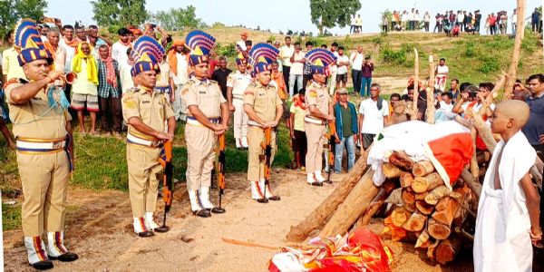 सीआरपीएफ जवान नागेंद्र पंचतत्व में विलीन, राजकीय सम्मान के साथ हुआ अंतिम संस्कार