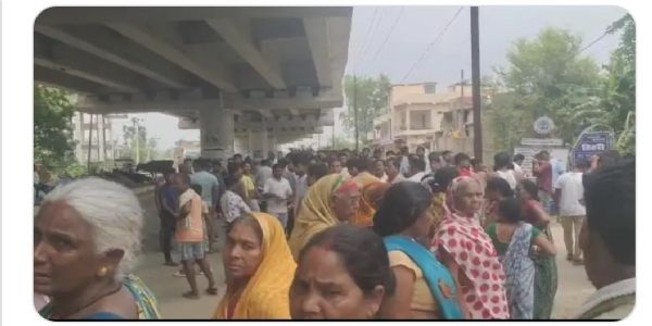 तेज रफ्तार ई-रिक्शा ने युवक को रौंदा, इलाज के दौरान मौत विरोध में सड़क जाम
