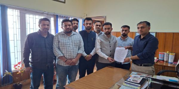 सेब सीजन के लिए सड़कों की मरम्मत और तैयारियां पूरी करने की मांग, एडीसी को सौंपा ज्ञापन