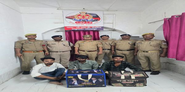 देवरिया रेलवे स्टेशन से तीन तस्कर गिरफ्तार,52.56 लीटर अंग्रेजी शराब बरामद