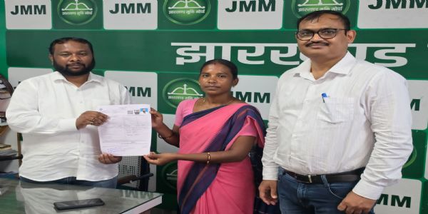 एसआईआर के तहत विधायक को बीएलओ ने सौंपा प्रगणना प्रपत्र