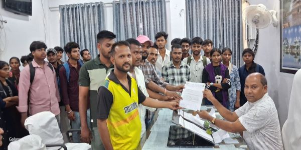 प्रथम वर्ष में सीटें और सेक्शन बढ़ाने की मांग को लेकर विद्यार्थियों ने सौंपा ज्ञापन