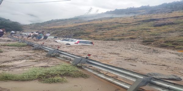 हिमाचल प्रदेश के किन्नौर में भारी बरसात, मीरू नाला उफान पर, बाढ़ के मलबे में दबे वाहन, हिंदुस्तान-तिब्बत मार्ग बंद