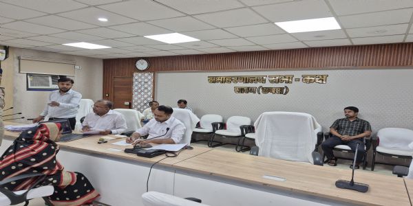 जनता दरबार में आए 105 आवेदनों का जिलाधिकारी ने कार्रवाई का दिया निर्देश