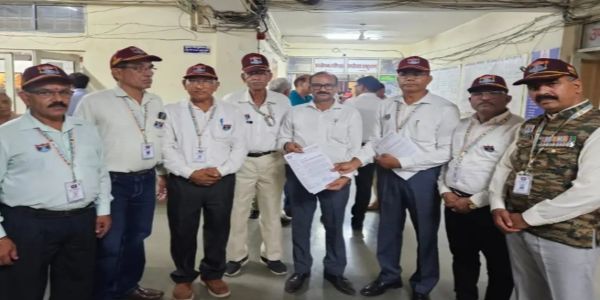 किश्तवाड़ घटना के विरोध में गुरुग्राम में पूर्व सैन्य अधिकारियों ने सौंपा ज्ञापन