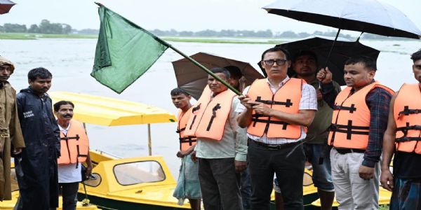 असम के बाढ़ग्रस्त क्षेत्रों में स्वास्थ्य सेवाओं के लिए नाव एम्बुलेंस सेवा शुरू