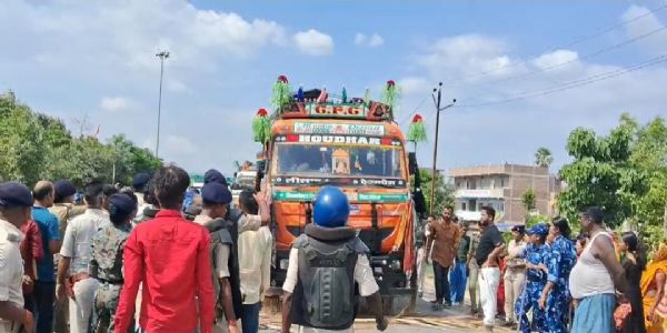 सड़क दुघर्टना में दो परिवार में छाया मातम