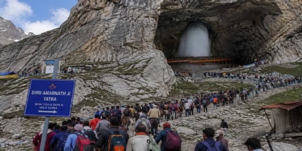 बालटाल और पहलगाम बेस कैंप से पहला जत्था पवित्र गुफा मंदिर के लिए व 3,865 श्रद्धालुओं का दूसरा जत्था जम्मू से रवाना