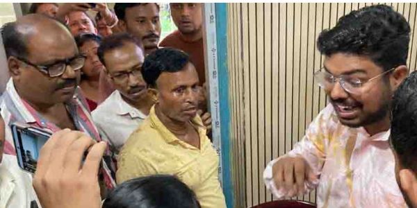 अन्नपूर्णा योजना के पैसे न मिलने पर गुस्साए लोगों ने नगरपालिका में किया प्रदर्शन, चेयरमैन पर फेंके अंडे