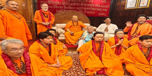 जापानी श्रद्धालुओं ने श्री दक्षिण काली मंदिर में की पूजा-अर्चना, छह जापानी संत बनेंगे निरंजनी अखाड़े के महामंडलेश्वर