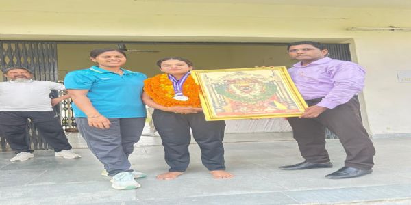 हैदराबाद में चमकी मीरजापुर की बेटी, राष्ट्रीय पावरलिफ्टिंग में रजत पदक जीतकर बढ़ाया मान