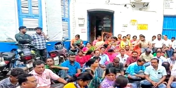 अपनी सुरक्षा को लेकर चिंतित घाटाल नगर पालिका के कर्मचारी