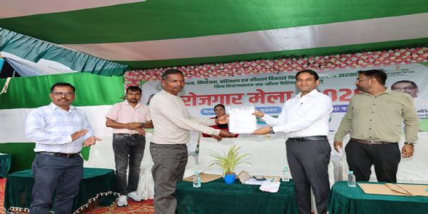 रोजगार मेले में 82 युवाओं का ऑन-द-स्पॉट चयन, उपायुक्त ने बांटे ऑफर लेटर