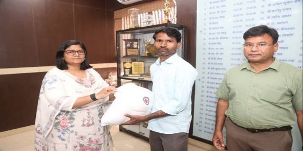 ग्वालियरः कलेक्टर ने टीबी मरीजों को सौंपीं पोषण आहारयुक्त फूड बास्केट