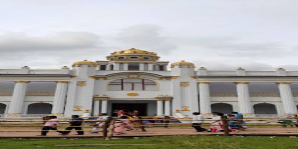 राजनीति से अछूती रही है देशप्रिय पार्क की दुर्गा पूजा, सामाजिक भागीदारी के जरिए दशकों से होता आ रहा भव्य आयोजन