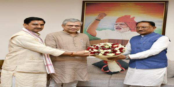 मुख्यमंत्री विष्णुदेव साय,राज्य मंत्री तोखन साहू रेल मंत्री अश्विनी वैष्णव से सौजन्य भेंट करते मुख्यमंत्री विष्णुदेव साय,राज्य मंत्री तोखन साहू रेल मंत्री अश्विनी वैष्णव से सौजन्य भेंट करते