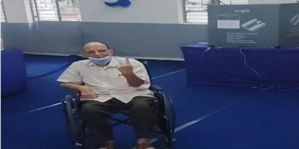 मांजलपुर विधानसभा के उपचुनाव में मतदान करते हुए सीनियर सिटीजन मांजलपुर विधानसभा के उपचुनाव में मतदान करते हुए सीनियर सिटीजन