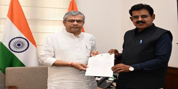 रेल मंत्री वैष्णव से मुलाकात कर इंदौर सांसद ने सौंपा मांग पत्र