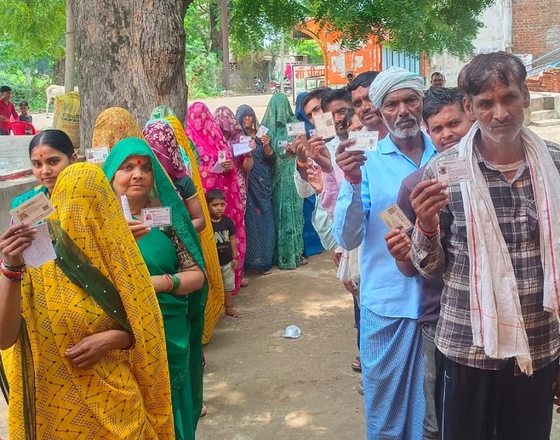 दतिया विधानसभा उपचुनावः मतदान के लिए लगी कतार दतिया विधानसभा उपचुनावः मतदान के लिए लगी कतार