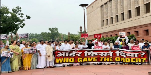 संसद भवन परिसर में इंडी गठबंधन का विरोध प्रदर्शन। संसद भवन परिसर में इंडी गठबंधन का विरोध प्रदर्शन।