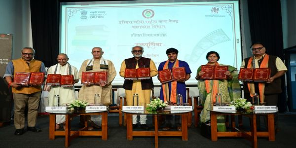 आईजीएनसीए के अध्यक्ष राम बहादुर राय के साथ अन्य लोग मौजूद। आईजीएनसीए के अध्यक्ष राम बहादुर राय के साथ अन्य लोग मौजूद।