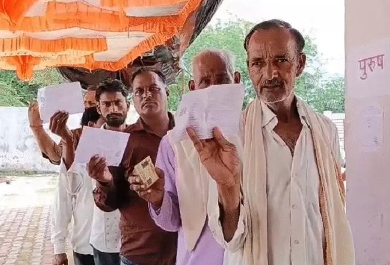 दतिया विधानसभा उपचुनावः मतदान के लिए लगी कतार दतिया विधानसभा उपचुनावः मतदान के लिए लगी कतार